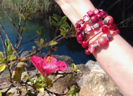 Spiraal armband Ibiza stijl ROOD TINTEN, ZILVER kleur 