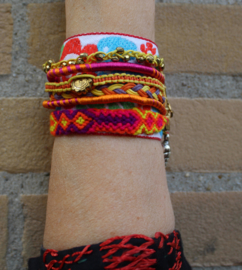 Multicolor Bohemian armband met glitter, kraaltjes, samengesteld uit verschillende armbandjes - Multicolor Boho composed woven and glitter bracelet