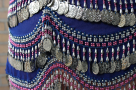 Luxe buikdansgordel, chiffon buikdans sjaal uit Egypte, KONINGSBLAUW chiffon met ZILVEREN en FUCHSIA kraaltjes en ovalen muntjes versiering - LG18