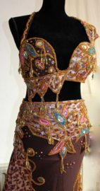 Egyptisch cabaret bellydance kostuum 6-delig met smalle rok ROZE BRUIN,  GOUD, MULTICOLOR, JUNGLE PRINT met Swarowsky kristallen