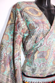 Zijden wikkeltopje paisley motief met wijd uitlopende trompetmouwen in tinten van TURQUOISE, BEIGE, MINT, BRUIN, AARDE en GEEL India - one size fits S, M, L, XL