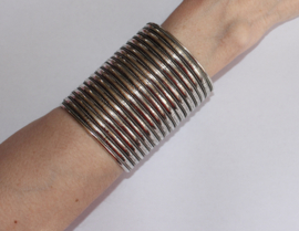Ringen-armband uit 1 stuk DONKER ZILVER kleur - 8,5 cm breed