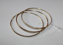 Mix Setje van 3 GOUD kleurige armbandjes Bangles - diameter 7 cm Medium/Large M/L "Bangles" 