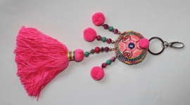 Sleutelhanger FLUO ROZE FUCHSIA met kwast, kralen en pompons - XL