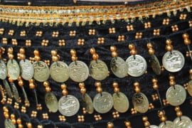 Fluwelen Buikdansgordel met kralen, haakwerk, muntjes, glinsterband ZWART GOUD -  G54 - S, M/L, XL / XXL - Coinbelt for bellydancing crocheted decorated with beads, coins and glitter band BLACK