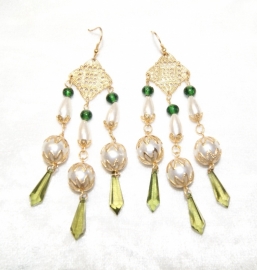 Oorbellen met gouden versiering, groene kralen, parels en lichtgroene, kristalvormige druppels