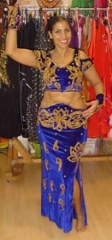 Baladi kostuum fluweel met bloesje en smalle rok met taillebandje en 1 split koningsblauw goud