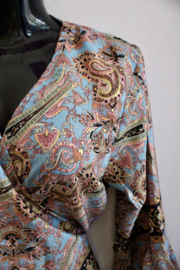 Zijden MULTICOLOR wikkeltopje paisley motief met volant mouwen en GOUD opdruk - one size fits S, M, L, XL