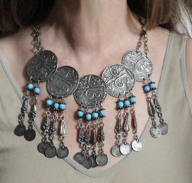 Bohemian hippie chic Halssnoer faraonisch ZILVER kleurig met TURQUOISE BLAUW met 5 zilveren schijven en muntjes - farao12