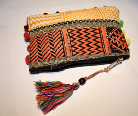 nr 1 - 6 - Bohemian hippy chic patchwork pouch, ponpon rimmed MULTICOLORED - Petit Sac Bohémien  MULTICOLORE, poids léger en textile, fermeture tirette.