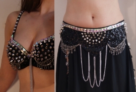 2-piece bellydance costume Tribalicious fully sequinned BLACK SILVER : BRA + hipbelt, studs and chains decorated - 36 / 38 - costume 2-pce danse orientale / burlesque / party NOIR ARGENTÉ  chaînes, sequins, de perles et de 'studs'