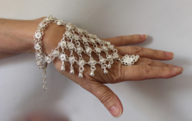 Handsieraad (armband) India hippie stijl ZILVER kleur met bloemetjes met 1 ring - 1 size adaptable
