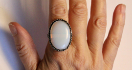 ZILVER kleurige edelsteen ring met grote maansteen - ring maat 57-58, adaptable