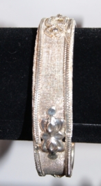 nr A7 -  diameter 6,7 cm -  Lightweight Indian bracelet SILVER colored with subtle decoration