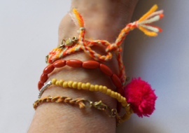 Ibiza "Orange" setje van 4 armbandjes met hartjes, oranje, geel, goud met fluo roze pompon