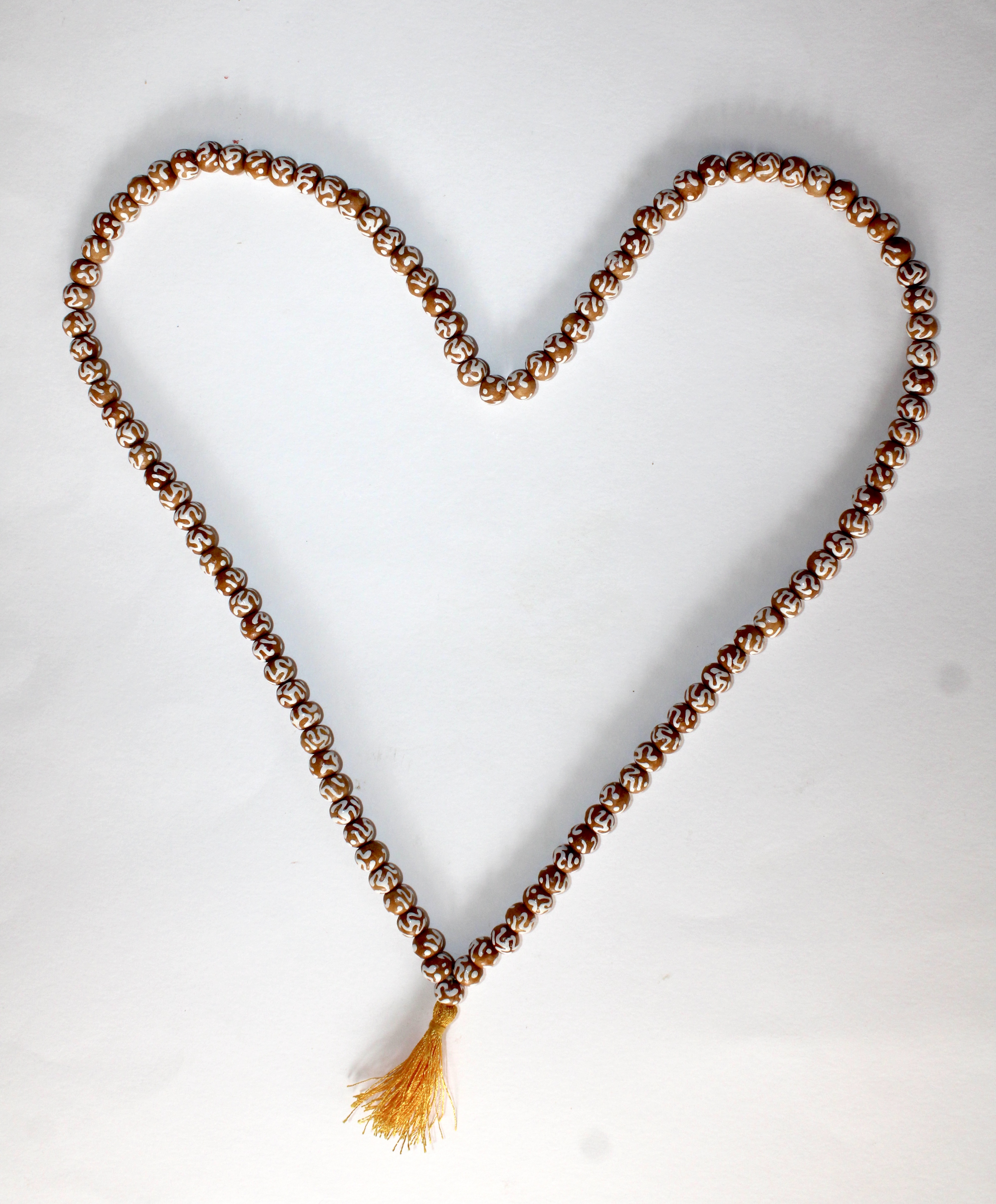 Ohm Mala, houten kralen  met Ohm tekentjes op elke kraal