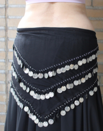 Basic buikdansgordel driehoek ZWART, licht transparant chiffon met haakwerk, kraaltjes en ZILVEREN muntjes - One size