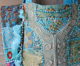 Patchwork Banjara Boho India hippie tas tote bag TURQUOISE7 rijk GOUDgeborduurd met kwastjes, kraaltjes en glitter