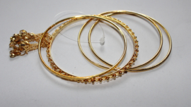 Setje van 4 GOUD kleurige armbandjes -7 cm diameter "Bangles1" 