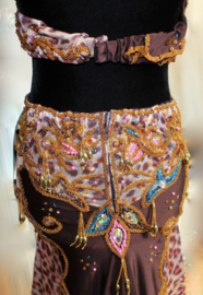 Egyptisch cabaret bellydance kostuum 6-delig met smalle rok ROZE BRUIN,  GOUD, MULTICOLOR, JUNGLE PRINT met Swarowsky kristallen