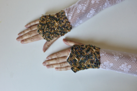 Handschoenen WIT kant met OLIEKLEURIGE en GOUDEN kralen versiering - Small Medium