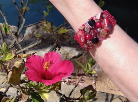 Flexible Beaded bracelet "Funky fuchsia" Ibiza fashion style SHADES OF RED, PINK, SILVER-WHITE - Bracelet perlé contenant de différentes sortes de perles rouges et roses "Funky fuchsia"