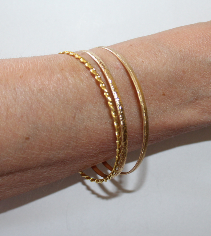 Mix Setje van 3 GOUD kleurige armbandjes - diameter 7 cm Medium/Large M/L "Bangles"  -  3-piece Mix set GOLD colored bracelets bangles
