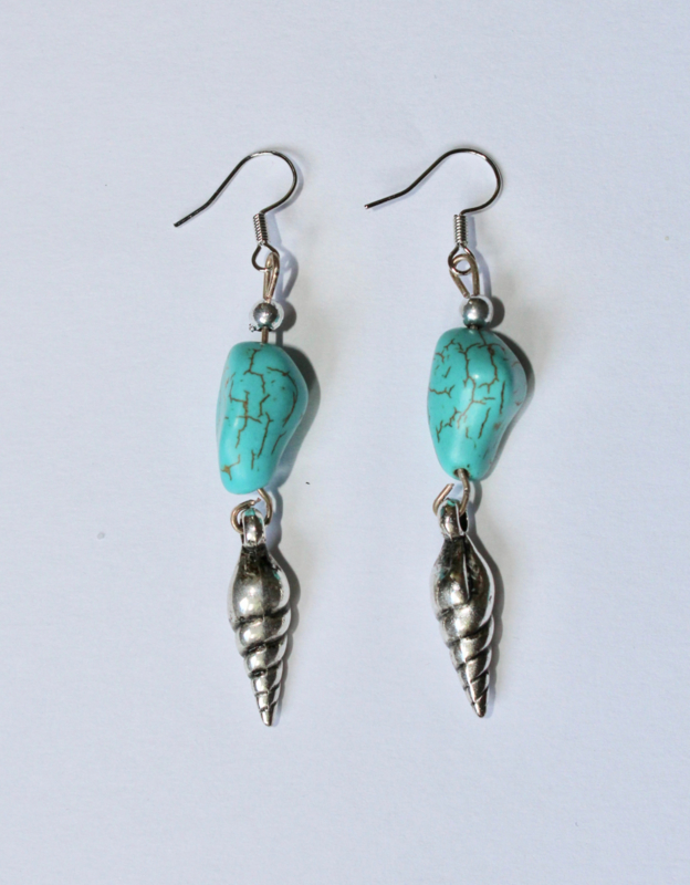 Bohemian TURQUOISE oorbellen met ZILVER kleurig schelp hoorntje - Boho TURQUOISE earrings with SILVER colored shell