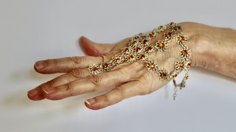 ZILVER kleurig Handsieraad (armband) met bloemetjes met GOUDEN hartjes (1 ring) - one size adaptable