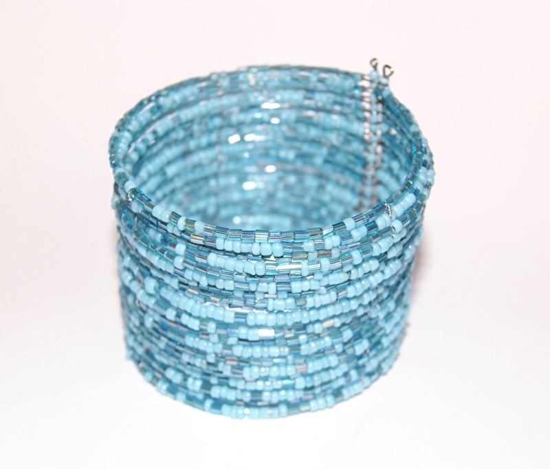 Ladies / Girls - Flexible Beaded bracelet  " Frozen " Ibiza fashion style TURQUOISE LIGHT BLUE - Bracelet d'été aux petites perles 'Frozen' BLEU.