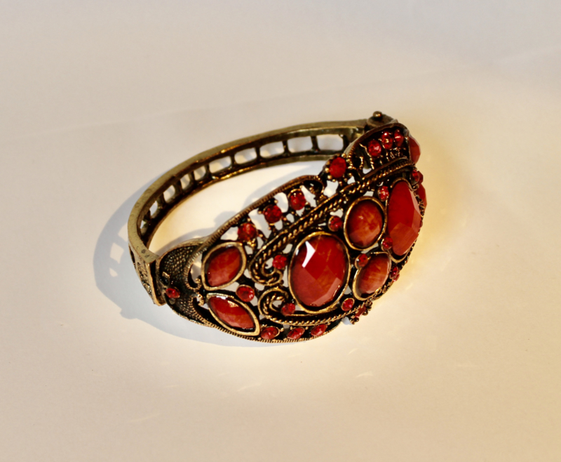 Glitter bracelet 4 RED (artificial) stones on GOLDEN frame - Bracelet étincelant, 4 pierres artificielles ROUGES, richement de strass diamanté, fermeture charnière