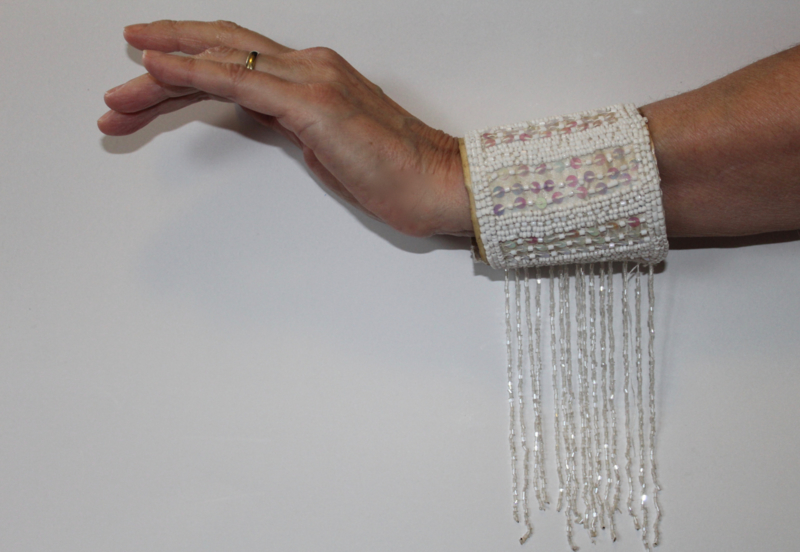 Polsband / armband met pailletten en kralenfranje WIT met Parelmoer glans- one size - Arm cuff / wrist band fully sequinned with beaded fringe WHITE iridiscent