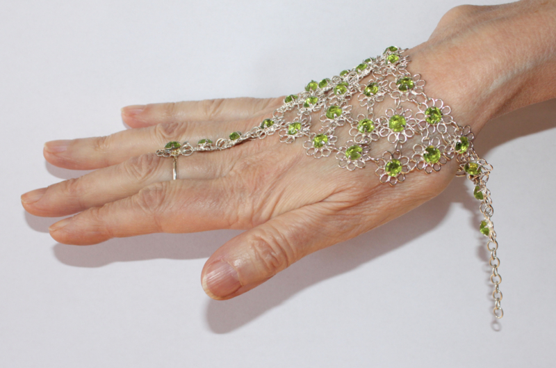 ZILVER kleurig Handsieraad (armband) driehoekig met bloemetjes met GROENE hartjes (1 ring) - one size adaptable