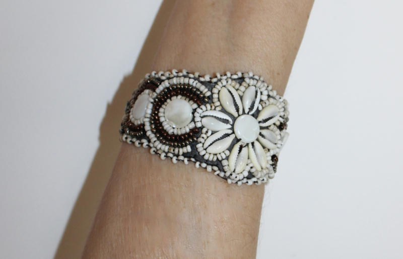 Ibiza Ster armband nr9 met kraaltjes en Cowry schelpen ster : WIT - Ibiza star bracelet nr9, fully beaded, shells and Cowry shells decorated WHITE