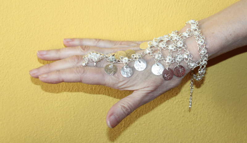 Handsieraad driehoekig met bloemetjes en muntjes versiering ZILVER kleurig (1 ring) - adaptable size - 1-ring triangular hand jewel, flower and coins decorated SILVER color
