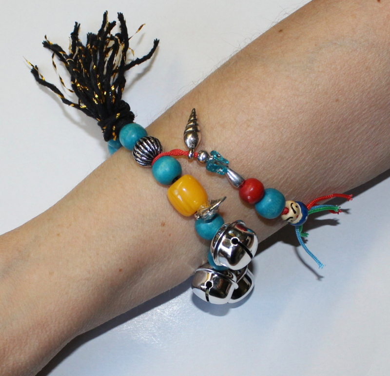 "Voel en Geluids" Armband nr3 met verschillende soorten grote kralen, kwast en belletje, elastisch- one size - Elastic big beads bracelet to "touch and listen nr3"