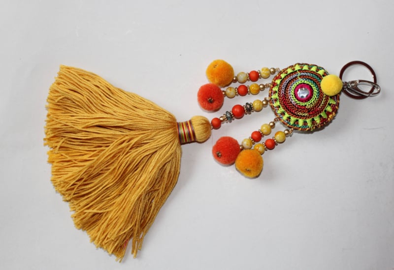 Sleutelhanger GEEL, ORANJE met kwast, kralen en pompons - XL - Key ring YELLOW ORANGE with tassel, beads and pon pons