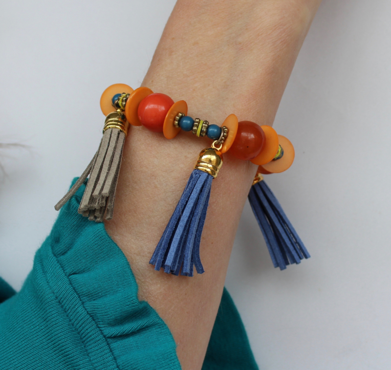 Kunststof Boho kralen armband AMBER / ORANJE kleurig met 3 kwasten - one size elastic - Bohemian Beads bracelet AMBER / ORANGE colored with 3 tassels