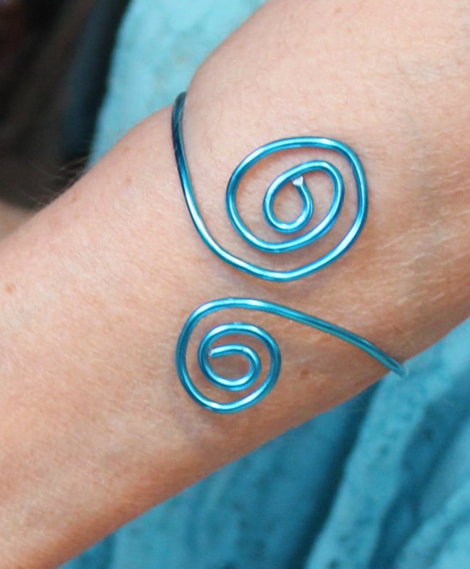 Krullen armband BLAUW - one size adaptable - Curly bracelet BLUE