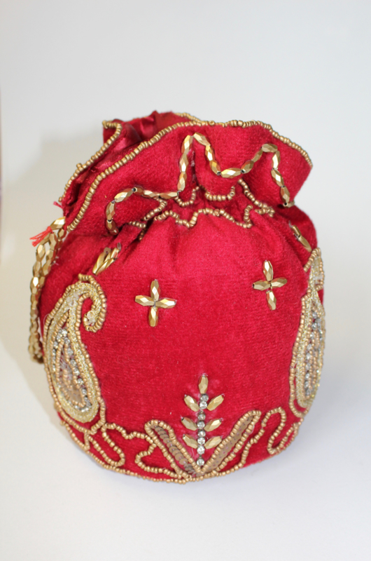 Met kralen en pailletten versierd, ROOD GOUD Fluwelen tasje / beursje 19 cm hoog  - Purse nr1 -  Beaded and sequinned purse / small bag, 19 cm high RED velvet, GOLD decorated