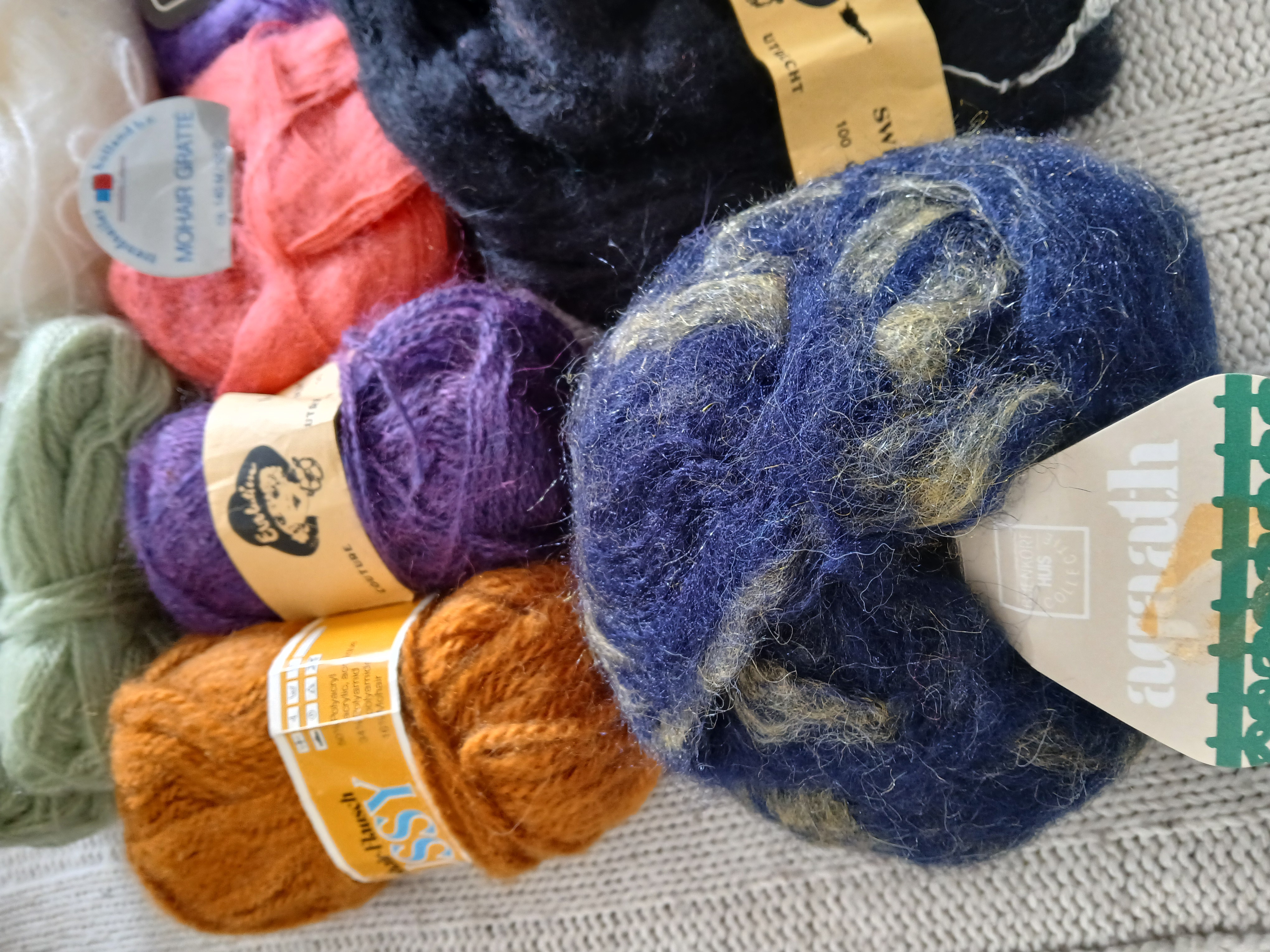 Pakket restanten mohair etc. 425 gram