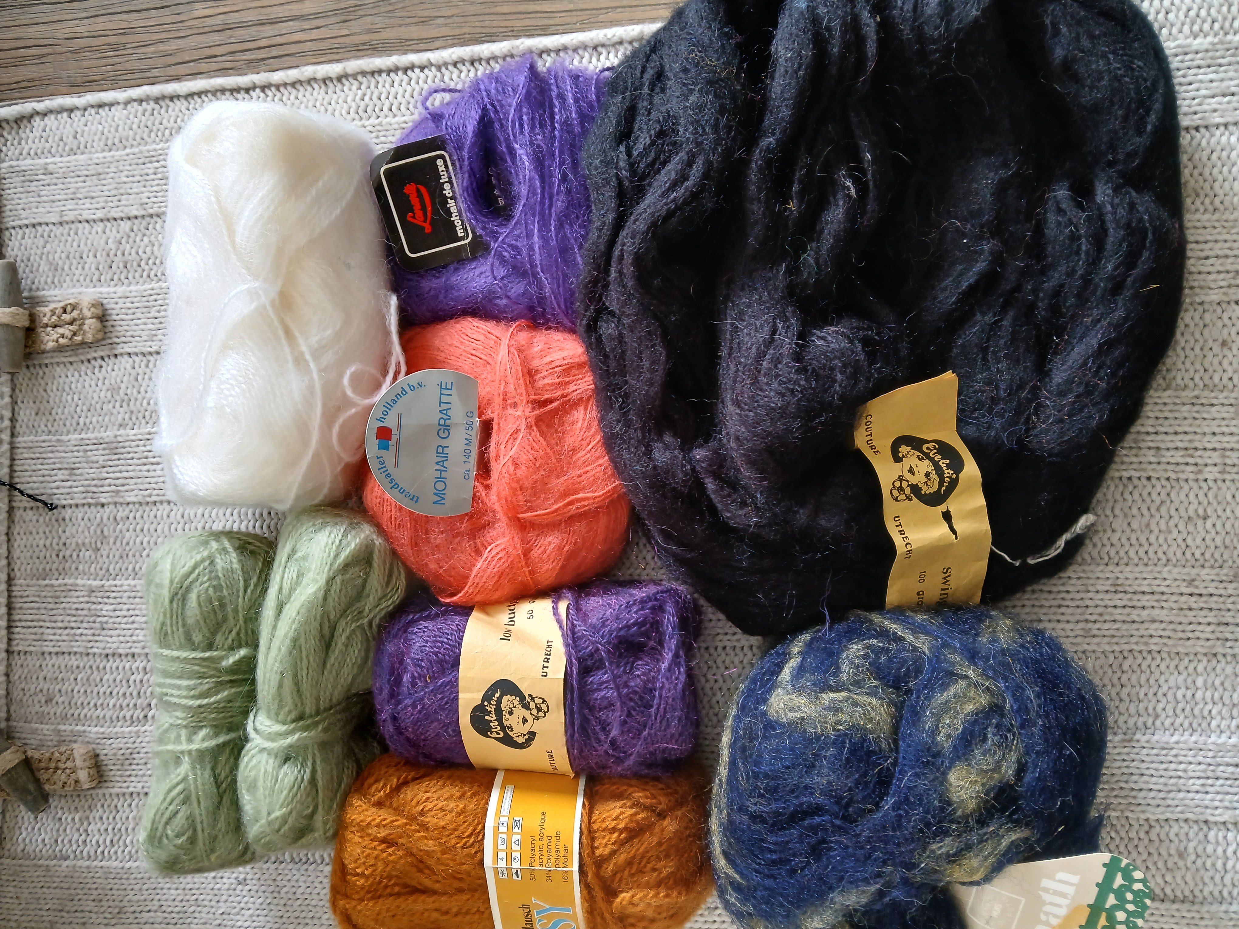 Pakket restanten mohair etc. 425 gram