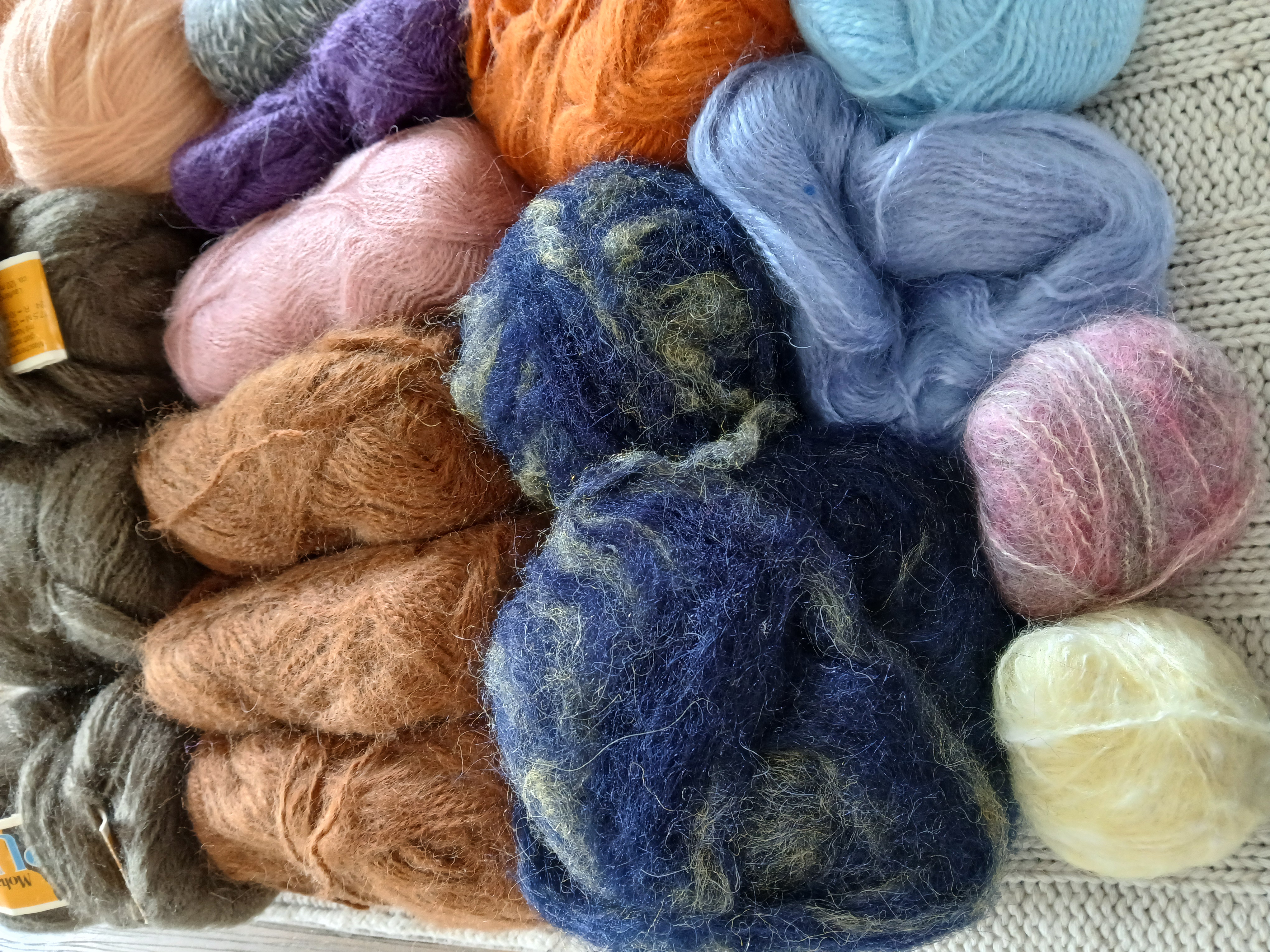 Pakket restanten mohair etc. 820 gram