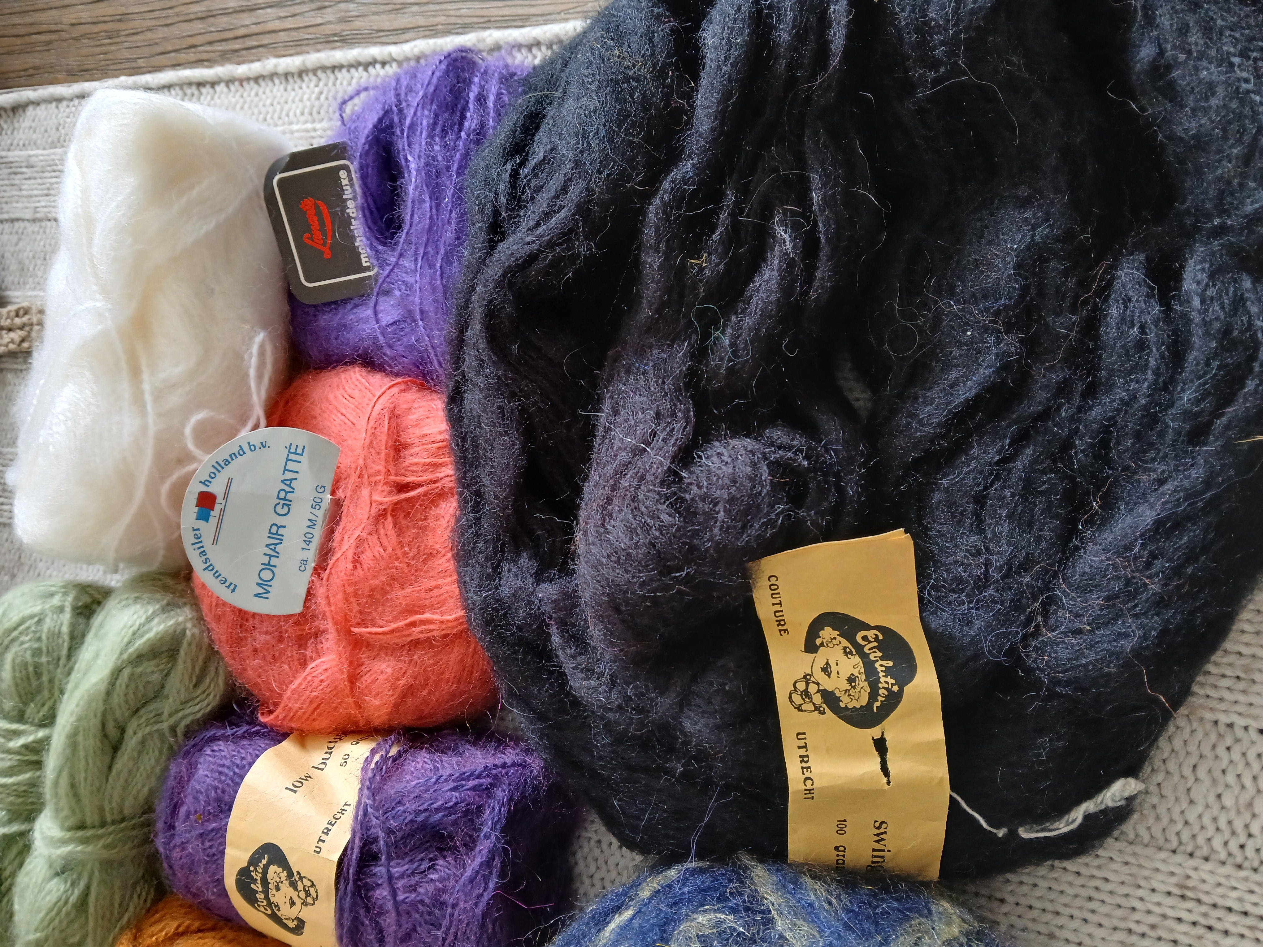 Pakket restanten mohair etc. 425 gram