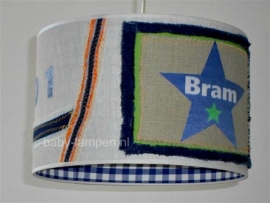 Stoere lamp babykamer Bram beige met oranje en groen