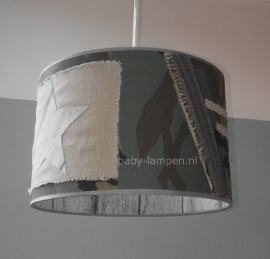 stoere legerlamp babykamer met grijs steigerhout