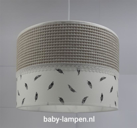 lamp babykamer beige wafelstof en veertjes