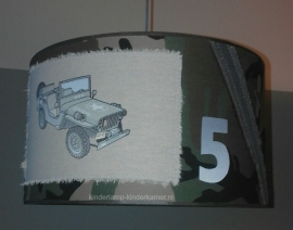 Stoere legerlamp babykamer met jeep