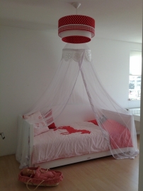 lamp babykamer met rode stippen en ruit en wit bandje