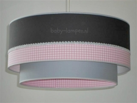 lamp babykamer antraciet zilver bandje roze ruitje en licht grijs